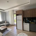 Palmiye Havuzlu Dag Manzarali Goeynuek Kemer Antália