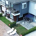 Palmiye Havuzlu Dag Manzarali Goeynuek Kemer *