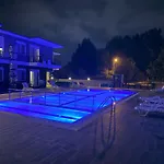 Palmiye Havuzlu Dag Manzarali Goeynuek Kemer Antália