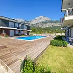 Palmiye Havuzlu Dag Manzarali Goeynuek Kemer Vakantiehuis *