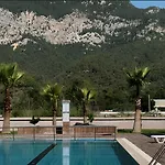 Palmiye Havuzlu Dag Manzarali Goeynuek Kemer *