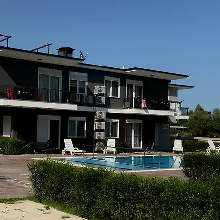 Palmiye Havuzlu Dag Manzarali Goeynuek Kemer 度假居