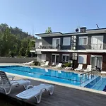 Semesterbostad Palmiye Havuzlu Dag Manzarali Goeynuek Kemer